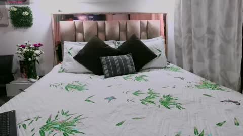 yellow_lily online show from May 13, 2026, 11:51 am