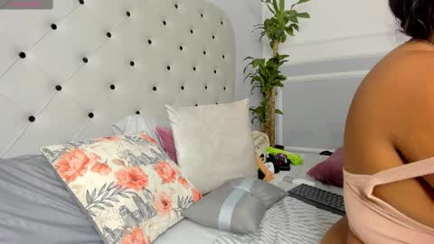 roxie reyes  online show from February 15, 2025, 3:42 am