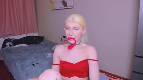 Mikaella - Mika online show from December 22, 2025, 7:00 pm