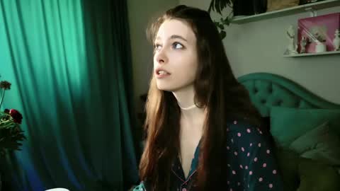 yoka_paradoxxx online show from June 3, 2026, 2:44 pm