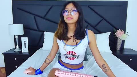 Snapshot of yommi_winx chatting on January 9, 2025, 2:43 am Yommi Winx online show from January 9, 2025, 2:43 am