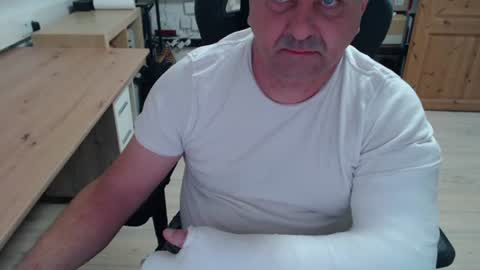 yoschi1976 online show from October 26, 2025, 8:31 am