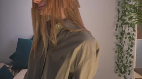 Snapshot of you_fell_in_love chatting on March 22, 2026, 7:23 am Elizabeth brunette -- Darline blonde online show from March 22, 2026, 7:23 am