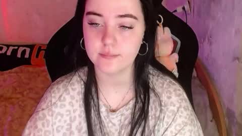 Snapshot of your_8a8y chatting on December 2, 2025, 5:13 am your_8a8y online show from December 2, 2025, 5:13 am