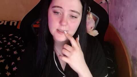 Snapshot of your_8a8y chatting on December 18, 2025, 12:33 pm your_8a8y online show from December 18, 2025, 12:33 pm