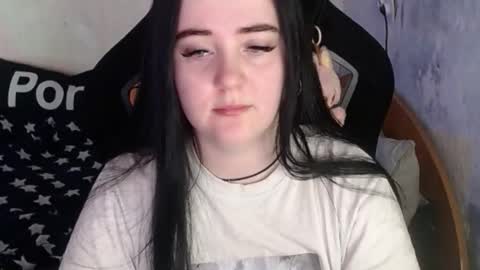 Snapshot of your_8a8y chatting on December 23, 2025, 6:33 am your_8a8y online show from December 23, 2025, 6:33 am