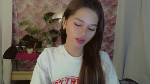 Snapshot of yourfavoratesunshine chatting on May 19, 2026, 4:35 pm Sunshine online show from May 19, 2026, 4:35 pm