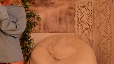 Sarah online show from November 28, 2025, 8:00 pm