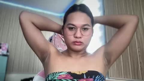yoursweetgirl_zia online show from April 17, 2026, 4:37 am
