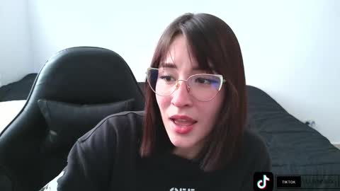 Yulienne online show from October 6, 2025, 9:23 pm