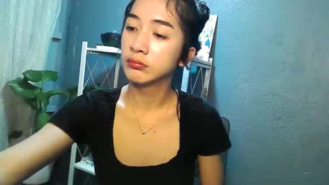 yumi_18 online show from November 27, 2025, 8:27 am