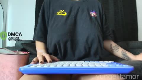 Snapshot of yungelitamor_ chatting on November 5, 2025, 5:18 am ELITA online show from November 5, 2025, 5:18 am