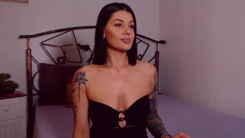 Snapshot of yvonneeverlee chatting on June 1, 2026, 7:59 pm I V Y online show from June 1, 2026, 7:59 pm