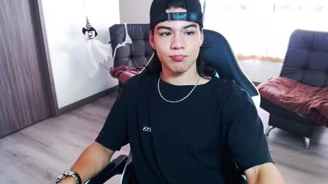Snapshot of zackss_player chatting on October 25, 2025, 2:46 pm zackss_player online show from October 25, 2025, 2:46 pm