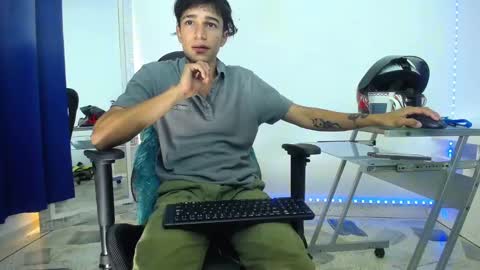 Snapshot of zacktk7 chatting on December 18, 2024, 12:10 am zack online show from December 18, 2024, 12:10 am