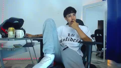 Snapshot of zacktk7 chatting on December 24, 2024, 2:32 am zack online show from December 24, 2024, 2:32 am