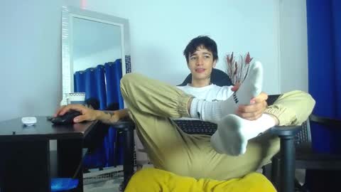 Snapshot of zacktk7 chatting on February 5, 2025, 8:35 pm zack online show from February 5, 2025, 8:35 pm