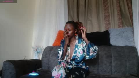 Snapshot of zara_lae chatting on October 25, 2025, 10:12 am nicky online show from October 25, 2025, 10:12 am