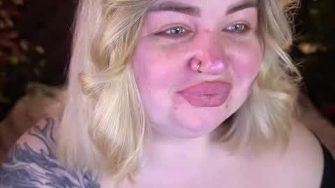 Snapshot of zarareign_ chatting on April 21, 2026, 8:12 pm Lola online show from April 21, 2026, 8:12 pm