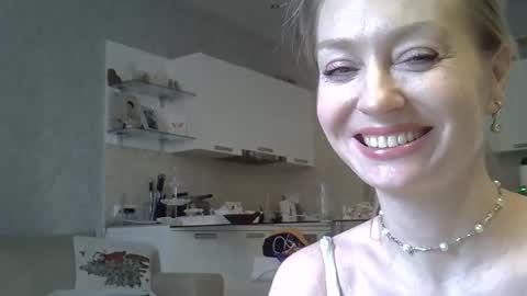Snapshot of zarinaswift chatting on May 9, 2026, 7:02 am Zarina Swift online show from May 9, 2026, 7:02 am