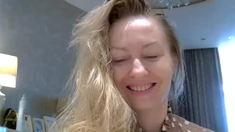 Snapshot of zarinaswift chatting on May 22, 2026, 4:19 am Zarina Swift online show from May 22, 2026, 4:19 am