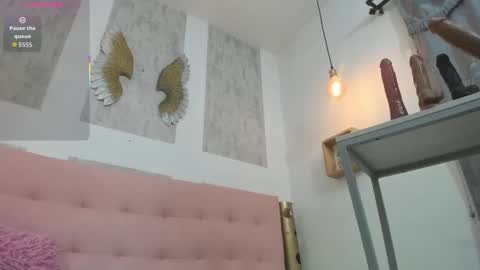 ZHAMIRA  ANDRES online show from October 3, 2025, 9:01 pm