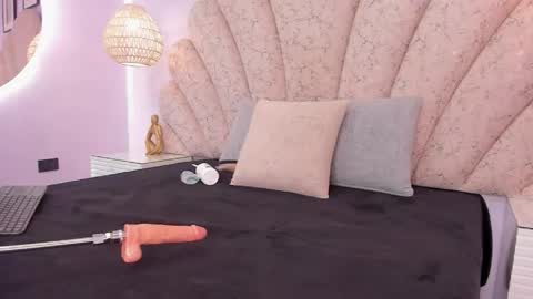 zoe_blosson online show from April 21, 2026, 2:37 am
