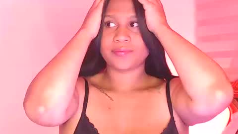 Snapshot of zoe_caroline chatting on October 16, 2025, 4:35 am Hola soy Zoe 3 online show from October 16, 2025, 4:35 am