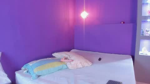 zoe_henderson online show from April 8, 2026, 3:06 am