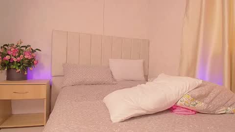 Snapshot of zoe_mocca chatting on December 18, 2024, 10:13 pm Mia online show from December 18, 2024, 10:13 pm