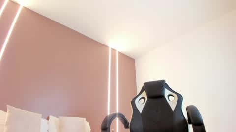 zoee_zi online show from April 17, 2026, 8:34 pm