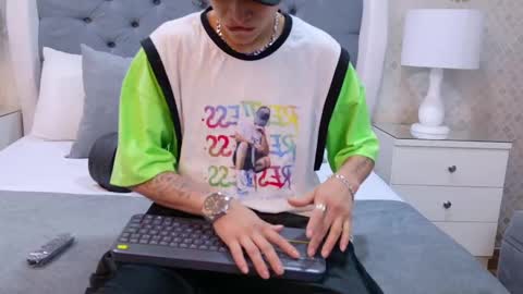 Snapshot of zoekrug chatting on September 27, 2025, 12:10 pm Zoe Krug online show from September 27, 2025, 12:10 pm