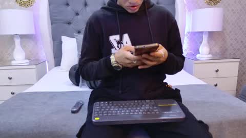 Zoe Krug online show from November 17, 2025, 11:49 am