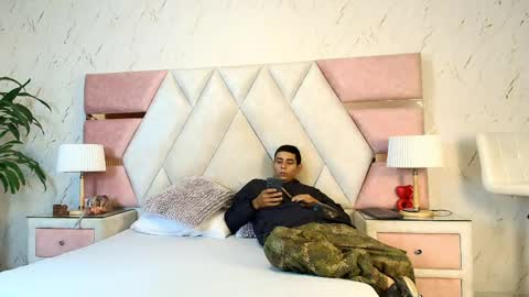 zoelucas online show from April 16, 2026, 11:55 am