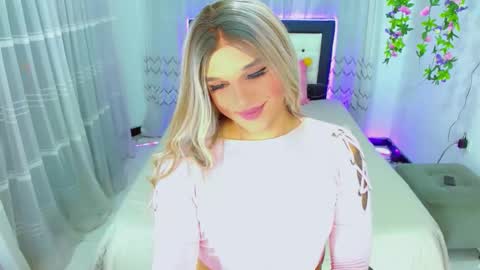 zoeschmmit online show from May 19, 2026, 1:00 am