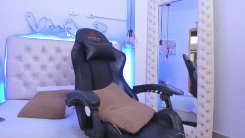 zoeth_ruiz online show from January 3, 2025, 3:22 pm
