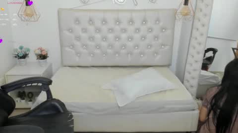 zoeth_ruiz online show from January 18, 2025, 12:15 pm