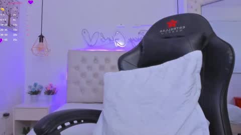 zoeth_ruiz online show from January 24, 2025, 3:55 pm