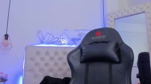 zoeth_ruiz online show from March 4, 2025, 3:04 pm