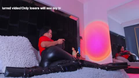 zoevidal_ online show from February 1, 2025, 9:08 pm