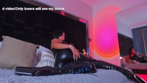 zoevidal_ online show from February 3, 2025, 6:07 pm