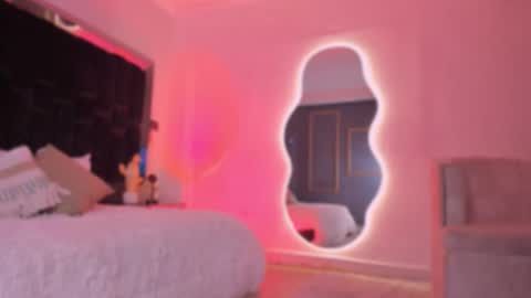 zoevidal_ online show from October 1, 2025, 12:00 pm