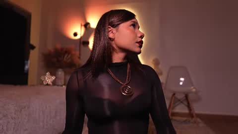 zoevidal_ online show from June 17, 2026, 12:07 pm
