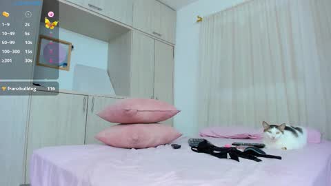Snapshot of zoey_cooper chatting on October 17, 2025, 2:15 am zoey  Independent model online show from October 17, 2025, 2:15 am