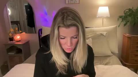 Zoeydanner online show from March 6, 2026, 4:53 am