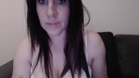 zoibee online show from September 20, 2025, 6:42 pm