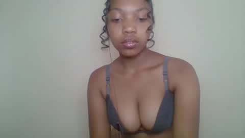 zyraelle_01 online show from May 14, 2026, 10:55 am