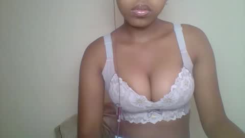 zyraelle_01 online show from May 15, 2026, 8:43 am