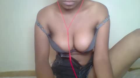 zyraelle_01 online show from May 28, 2026, 8:22 am