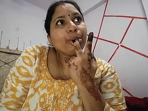 Snapshot of MOM-SUN-COUPLE chatting on March 4, 2025, 8:49 pm MOM-SUN-COUPLE online show from March 4, 2025, 8:49 pm